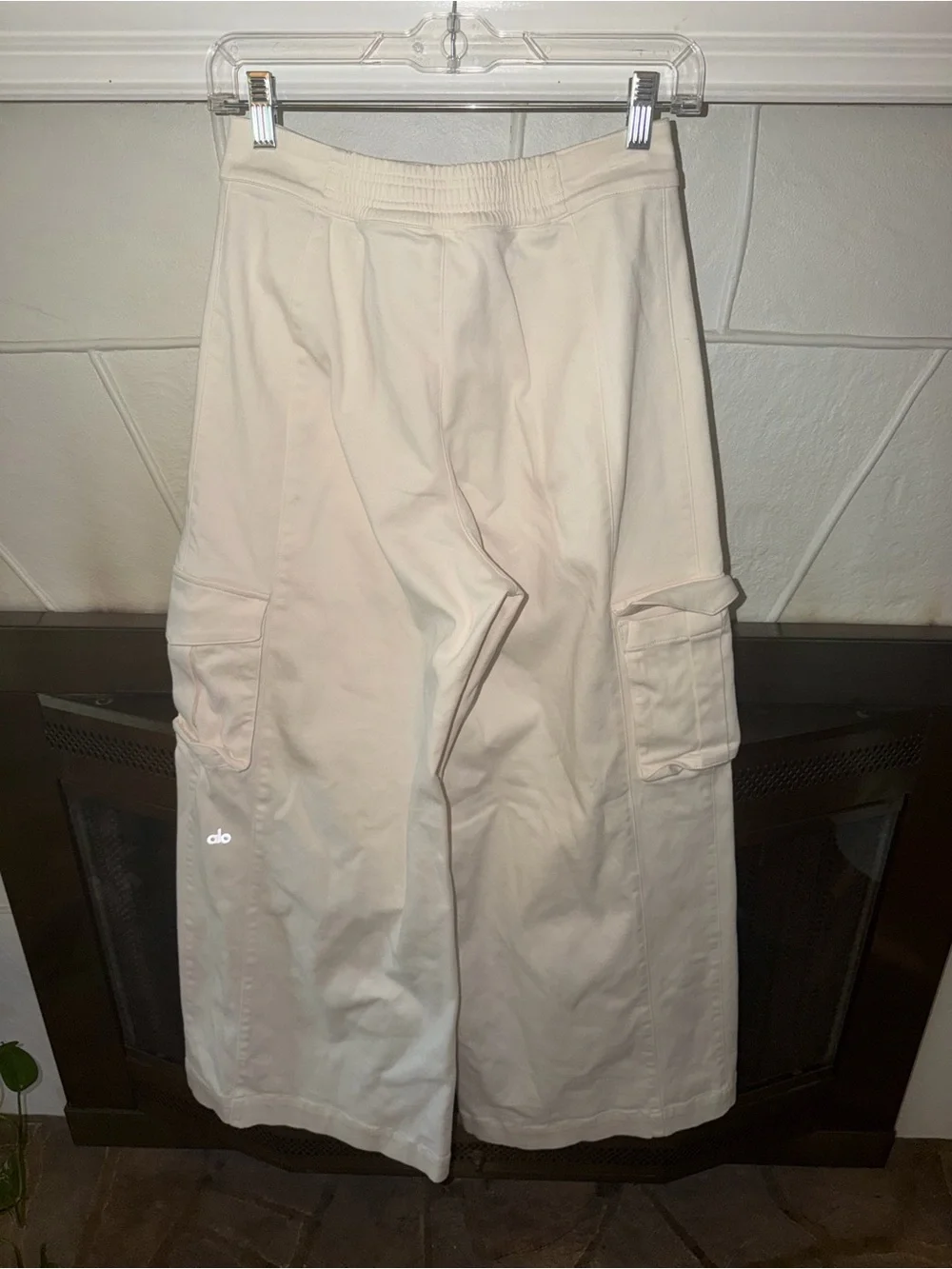 Alo Yoga Wide Leg long Cargo Pants in Off-White